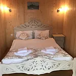 بيت خشبي Vulyk Z Medom *