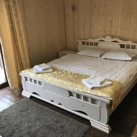 Деревянный коттедж Vulyk Z Medom *